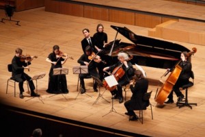 Kapelis ha participado con la Royal Philharmonic Orchestra en Londres y la Orquesta Sinfnica de Pra